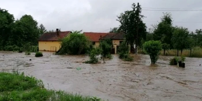 Viitura de pe râul Prut, formată pe teritoriul ucrainean, a ajuns prin propagare pe teritoriul României. Foto:zi-de-zi.ro