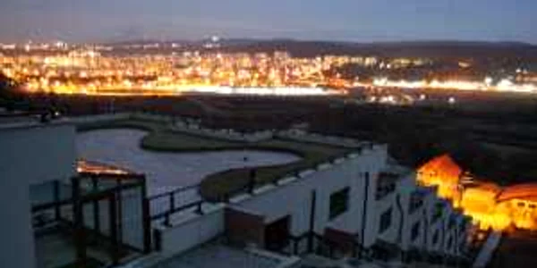 Locatarii beneficiază de o piscina şi de o sală de fitness aflate la etajul 6 al complexului. 