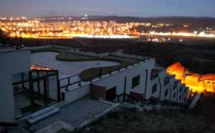 Locatarii beneficiază de o piscina şi de o sală de fitness aflate la etajul 6 al complexului.
