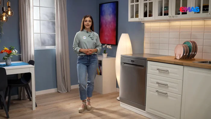 Mașină de spălat vase independentă prezentată într-o bucătărie eMAG Sursă eMAG jpg