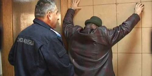 Săteanul a făcut scandal pentru că agentul de post a folosit spray-ul lacrimogen