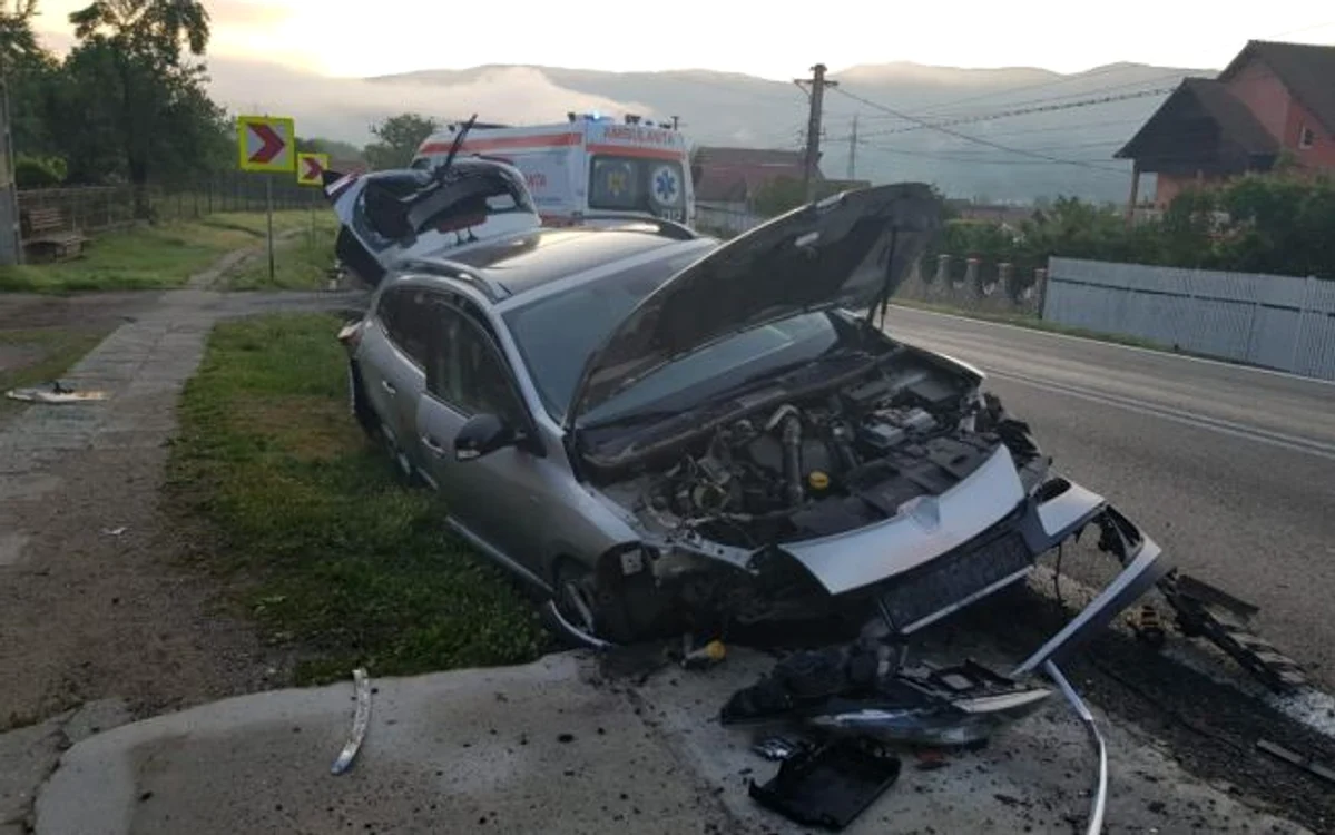 Maşina a intrat într-un cap de pod