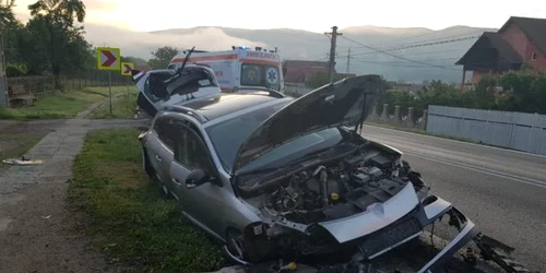 Accident rutier pe DN7 - E81 în Bujoreni - Vâlcea - o maşină cu stupi s-a ciocnit cu un cap de pod Foto Adevărul