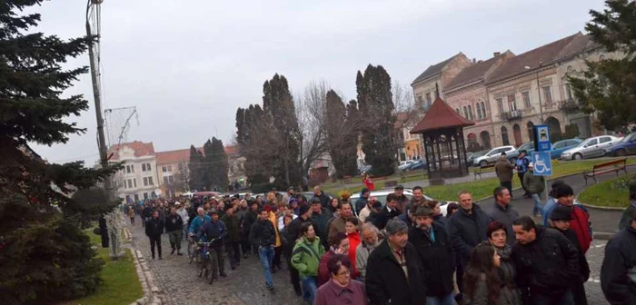 O mie de oameni s-au adunat şi sâmbătă, 5 decembrie, după arestarea lui Beke Istvan, în centrul oraşului Târgu Secuiesc (judeţul Covasna) în semn de solidaritate cu acesta FOTO Cristian Delcea