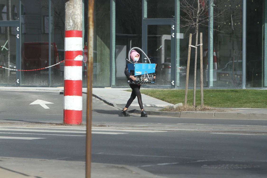 
    Gospodina nu  a renunțat însă la  rucsacul de firmă  