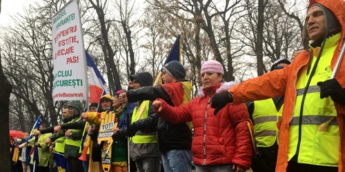Protestatarii au ajuns în faţa sediului PSD FOTO Elena Stolerciuc