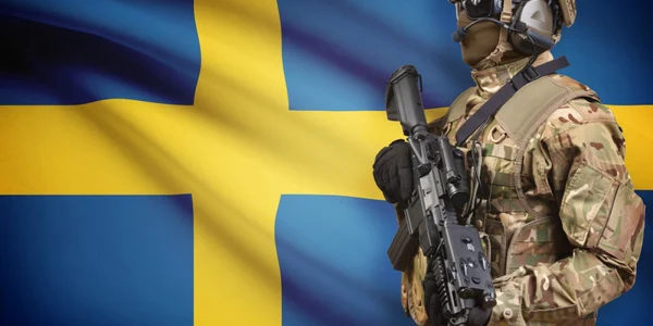 Soldat suedez alături de drapelul ţării FOTO SHUTTERSTOCK