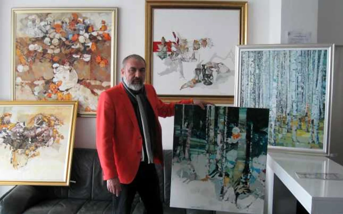 David Sava şi picturile sale Foto: Valentin Trufaşu
