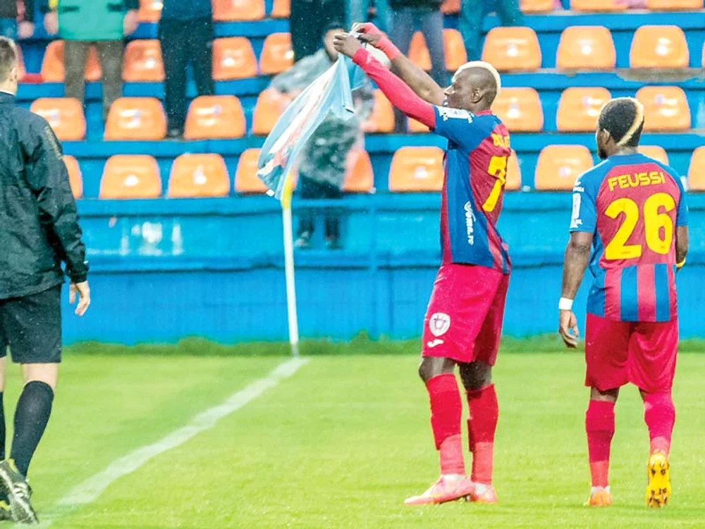 
    N’Doye a arătat după marcarea golului tricoul primit de la AndraFoto: sportpictures.eu  