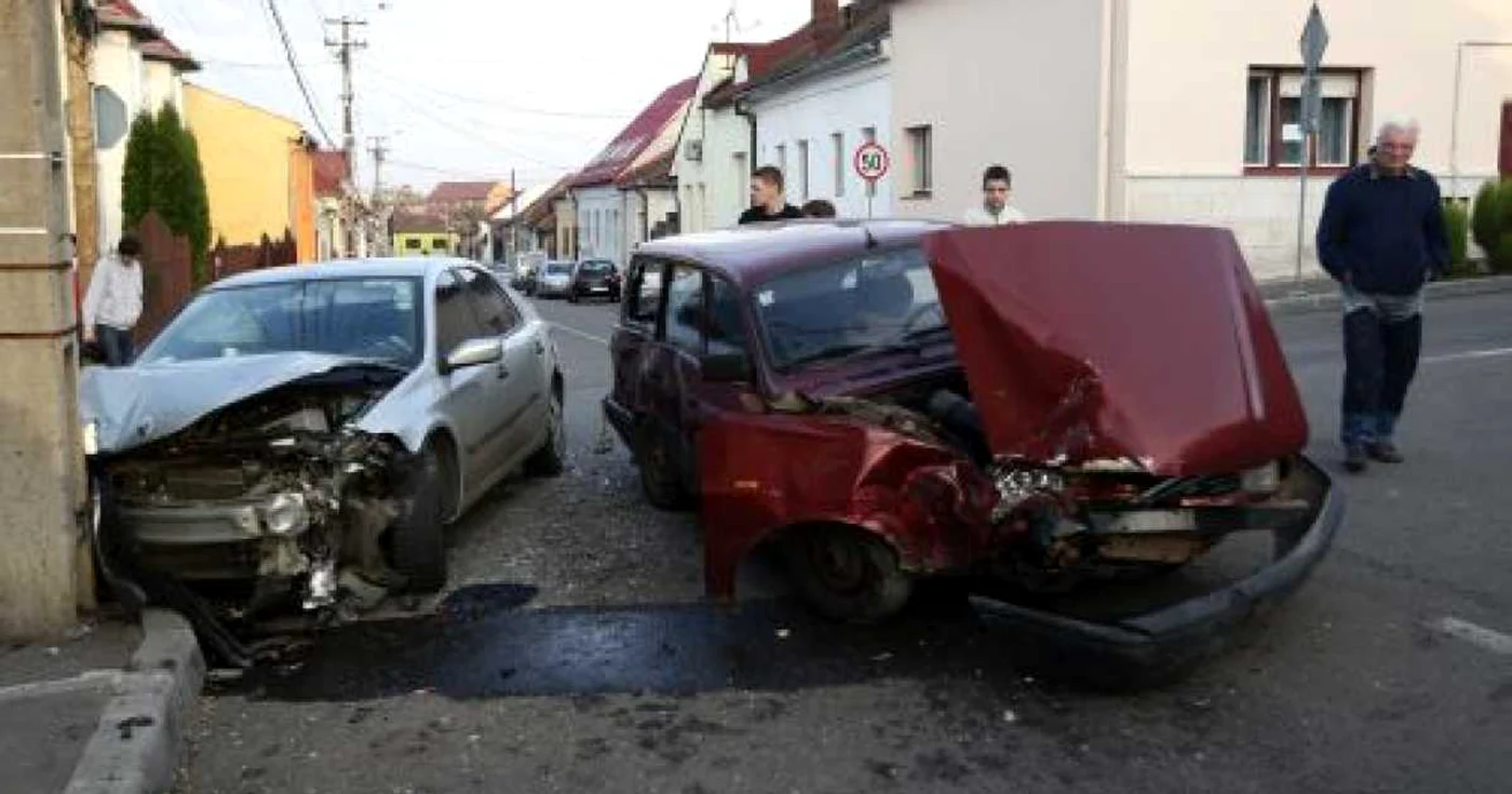 Cluj: Accident în Gruia: coliziune între un Renault şi o Dacie