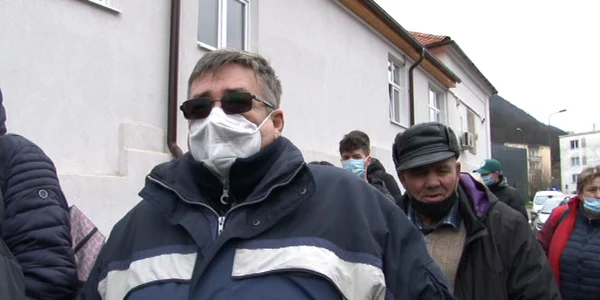 Coada vaccinaţilor este acum la tichetele de masă FOTO Ioan Buciumar