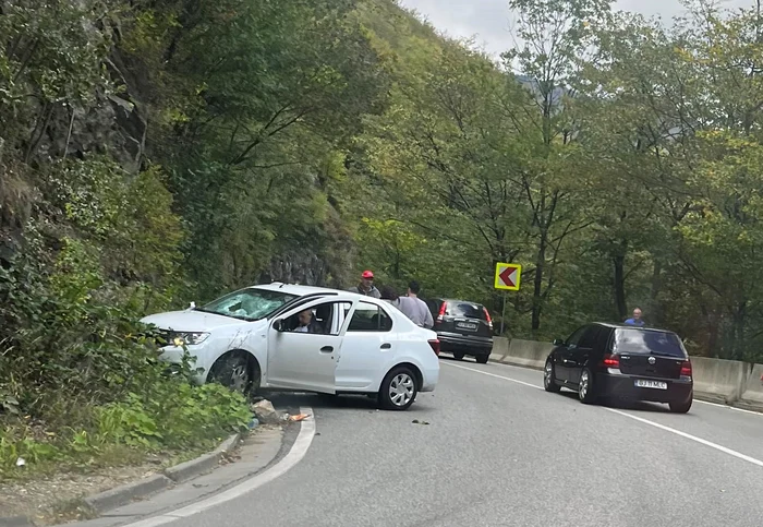 Bolovanul a căzut peste mașina aflată în mers Foto: Facebook