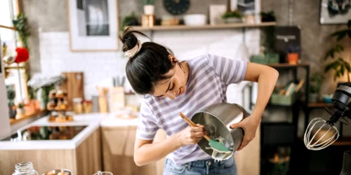 gatit desert femeie bucatarie istock jpg