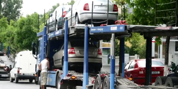 Patru maşini au căzut din autotren