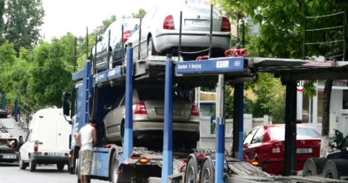 Patru maşini au căzut din autotren