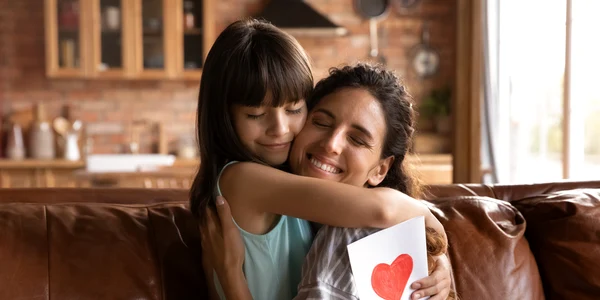 Mama copil Foto shutterstock 1928402441 jpg