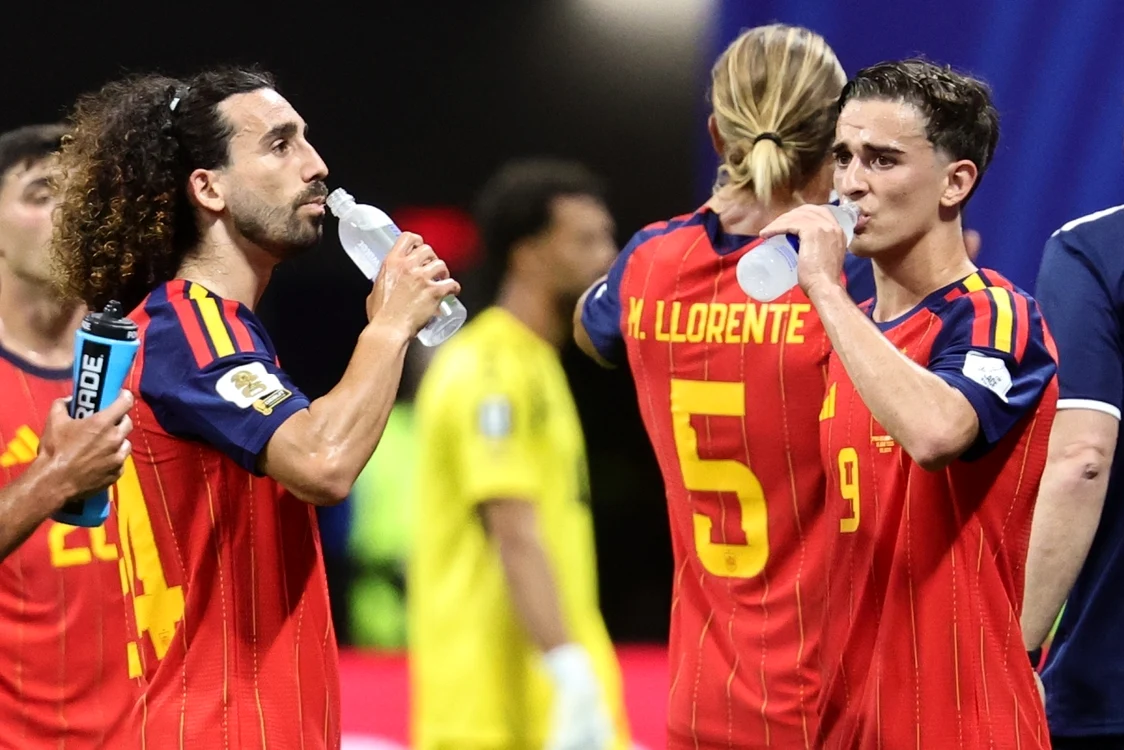 Spaniolii se hidratează în pauza unui meci jucat la CM de fotbal 2026 (Foto: EPAImages)