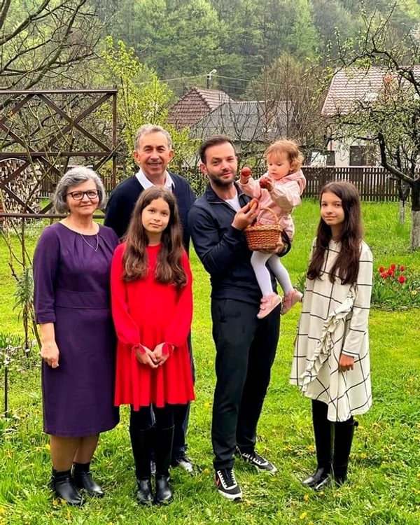 Andra și Cătălin Măruță, veseli alături de copiii lor, așa cum ne-au obișnuit