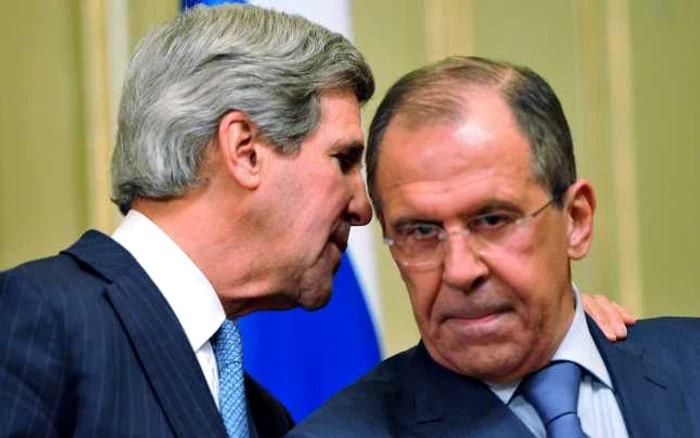 John Kerry alături de omologul său rus, Serghei Lavrov.