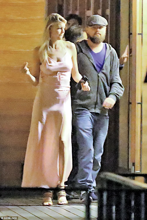 
    Actorul şi fotomodelul  Kelly Rohrbach au fost  surprinşi în timp ce se  îndreptau spre un  restaurant din Malibu  