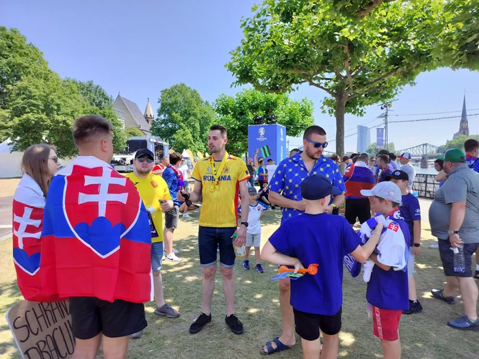 Fanii României au vorbit amical cu cei ai Slovaciei. Foto Adevărul