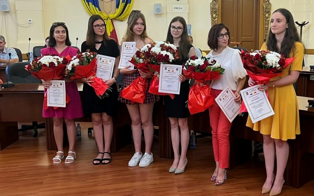 Elevii de nota 10 din judeţul Hunedoara. Foto: CJ Hunedoara
