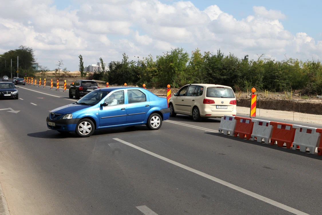 Șoferii care vor să vireze spre stânga, pe strada Fabrica de Glucoză fac 3 -4 manevre să întoarcă imediat după ce se termină barajul ridicat de Poliție și, astfel, încurcă circulația pe ambele sensuri de mers