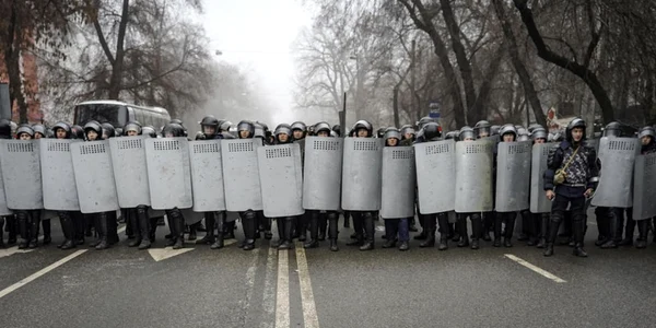 Revolutie Kazahstan ianuarie 2022 politie manifestanti lupte FOTO EPA-EFE