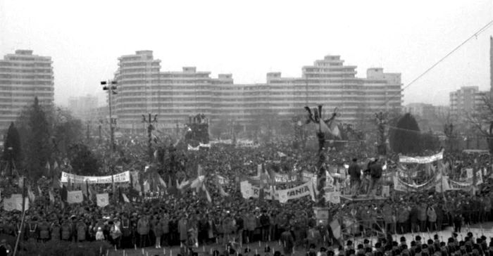 Mulţimea adunată în Parcul Unirii din Alba Iulia, la 1 decembrie 1990