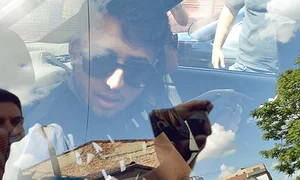 Carmen şi Franco au  plecat ieri, în oraş,  de acasă de la Franco (Fotografii: Alex Muscaliu) jpeg