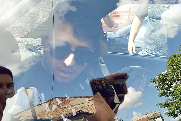 Carmen şi Franco au  plecat ieri, în oraş,  de acasă de la Franco (Fotografii: Alex Muscaliu)