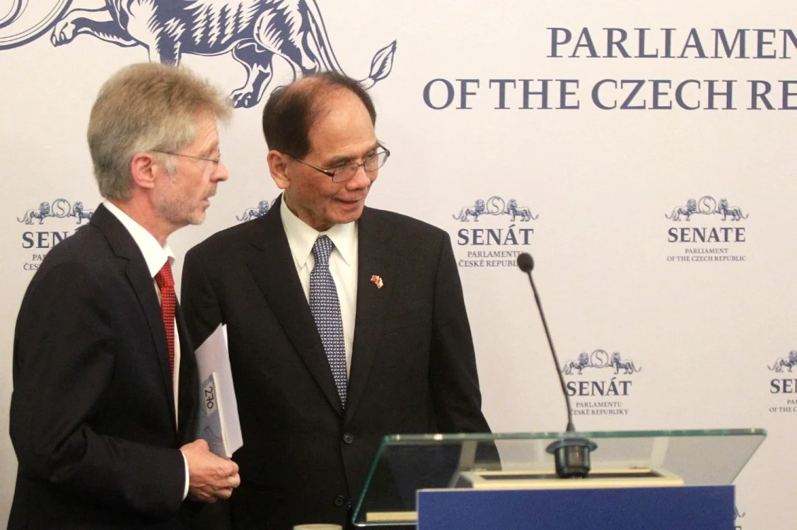 You Si-kun (dreapta), preşedintele Parlamentului taiwanez, şi preşedintele Senatului Cehiei, Miroslav Vystrcil (stânga) Foto AFP