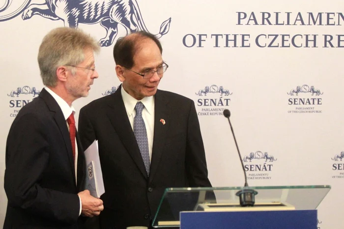 You Si-kun (dreapta), preşedintele Parlamentului taiwanez, şi preşedintele Senatului Cehiei, Miroslav Vystrcil (stânga) Foto AFP