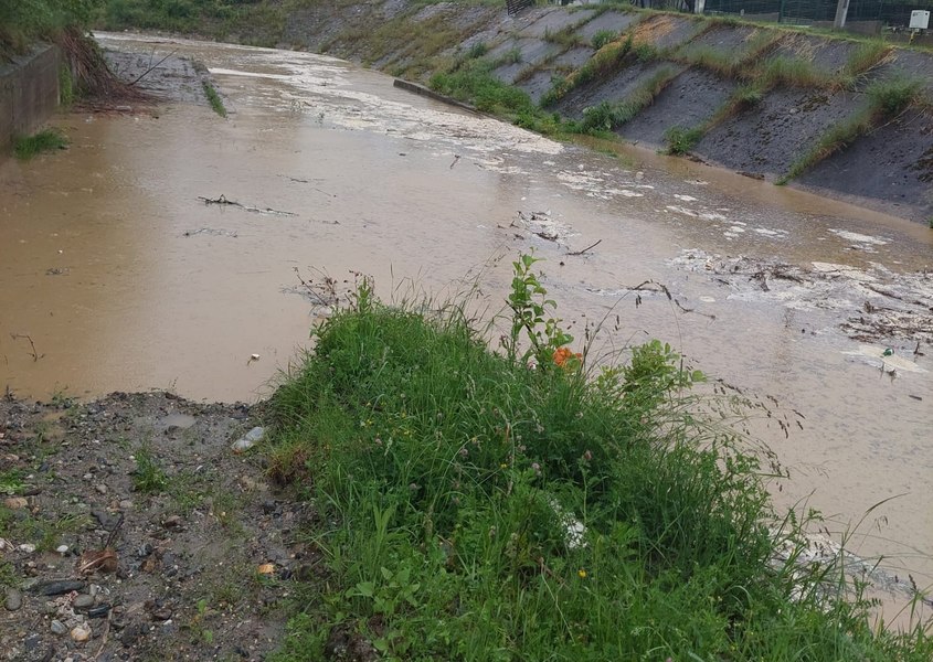 Cod roşu de inundații pe râuri din cinci judeţe. Viituri şi depăşiri ale cotelor de apărare 