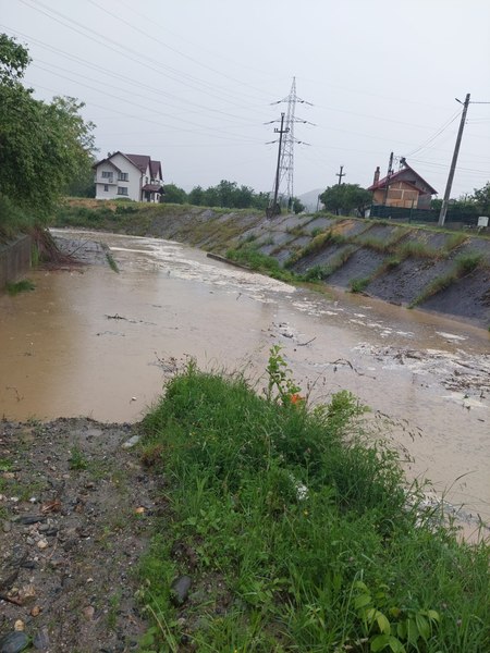 Inundații în Argeș: O femeie a fost luată de ape. Localnicii au scos-o în stop cardio-respirator
