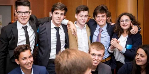 Echipa de liceeni din Constanţa care a cştigat finala europeană Sci-Tech Challenge Sursa foto JA