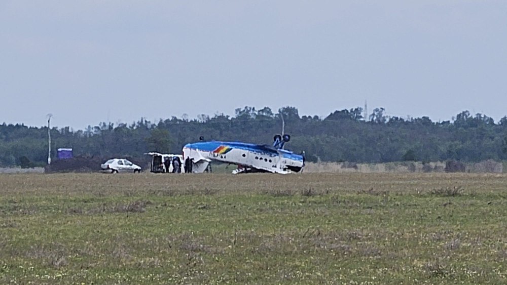 Detalii din ancheta privind avionul AN-2 răsturnat pe un câmp din Buzău: a frânat brusc la aterizare și s-a dat peste cap VIDEO