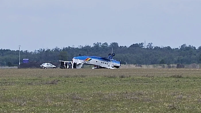 Avionul a aterizat pe plafon. FOTO I. Bunilă