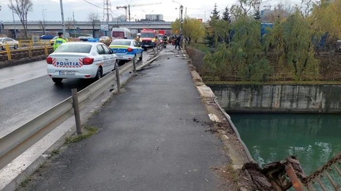 Autoturism căzut în râul Dâmboviţa, în zona Podului Ciurel din CapitalăFoto: ISU