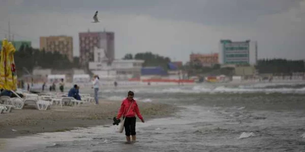 Marea Neagră fata în apă turişti frig rece vânt mare plajă litoral
