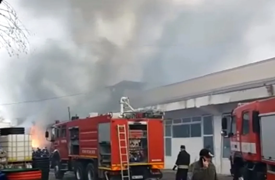 
    Un incendiu puternic a izbucnit în centrul Vasluiului Foto: captură foto/Digi 24  