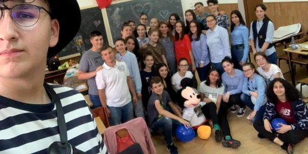 Surpriza pe care i-au pregătit-o nişte elevi de a IX-a profesoarei care va pleca în concediu de maternitate - Colegiul Gib Mihăescu Drăgăşani Foto FB Ştefan Mihai
