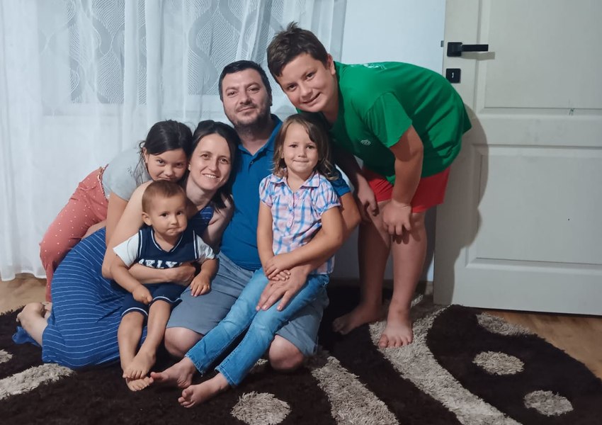 Soți învățători cu cinci copii, la un pas de moarte. Le-a luat casa foc, de Revelion, în timp ce dormeau VIDEO