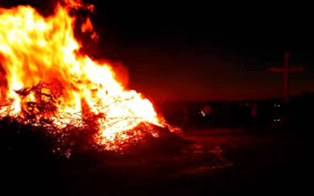 
    În Joia Luminată se aprind focurile în memoria rudelor decedateSursa foto: Adevărul.ro  