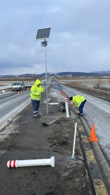 Ansamblurile de iluminare din insulele de calmare de pe DN 1 au fost furate FOTO Monitorul de Făgăraş