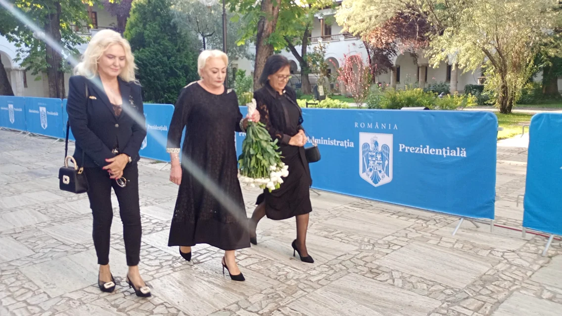 Apropiații lui Ion Iliescu au ajuns în fața catafalcului de la Cotroceni - Foto: Click!
