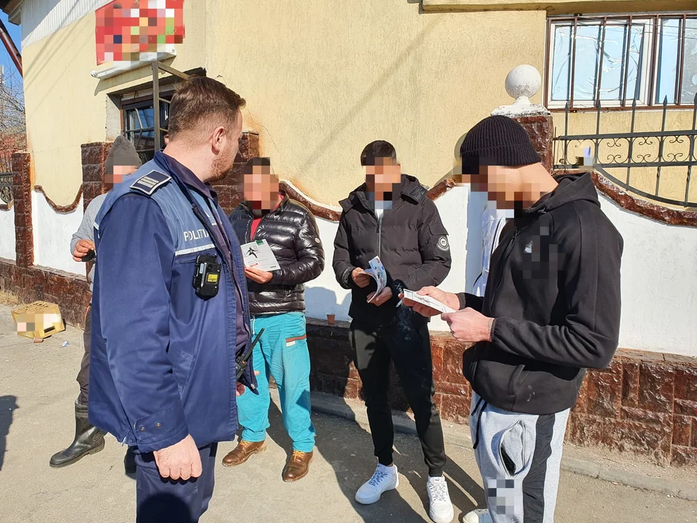 Polițiștii le-au reamintit cetățenilor când pot suna la 112 FOTO: IPJ Olt 