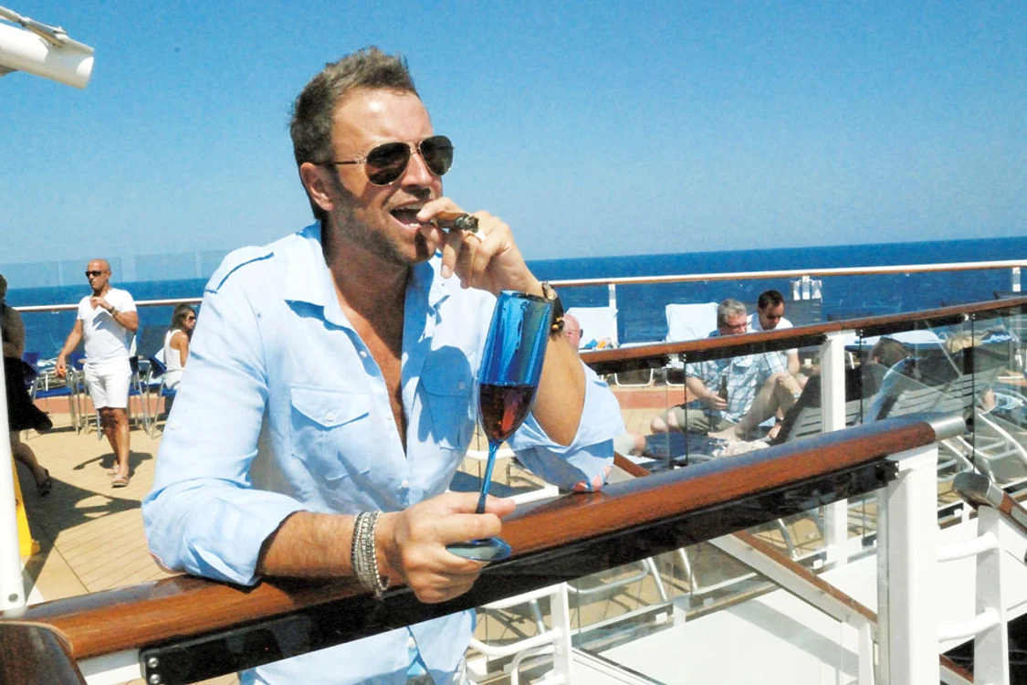 
    Botezatu şi-a făcut apariţia într-o ţinută extravagantăFoto Arhivă Personală  