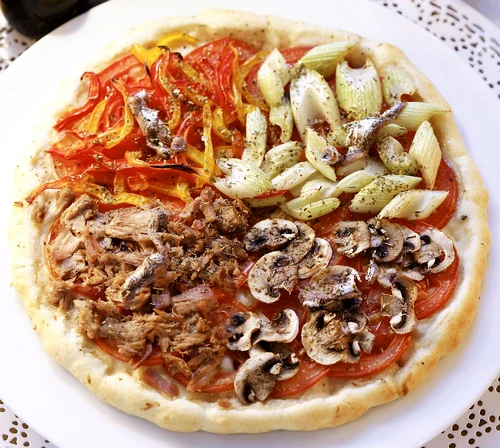pizza cu patru umpluturi jpeg