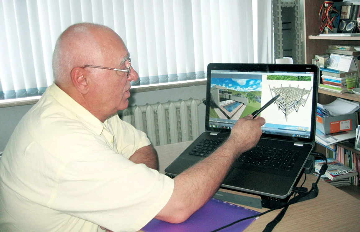 Alexandru Stănilă  arată cum  ar trebui  asamblată casa